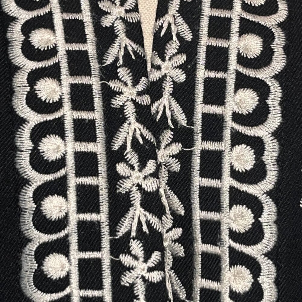 CHICO'S FULLY EMBOIDERED BLACK & WHITE KIMONO JACKET TOPPER - EUC - SIZE 0 = 4/6 - Picture 10 of 15
